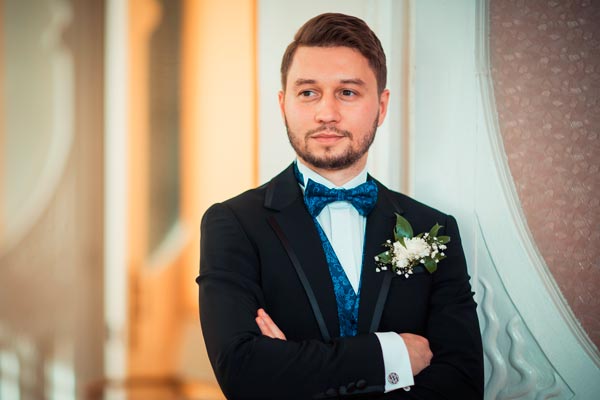 Es gibt verschiedene Schnitte für einen Hochzeitsanzug - Hier kann sich der Bräutigam für eine Variante inspirieren lassen und eine Entscheidung für die Hochzeit treffen! Hier erhalten Sie Tipps zum Kauf des perfekten Hochzeits-Anzugs und für einzigartige Accessoires!