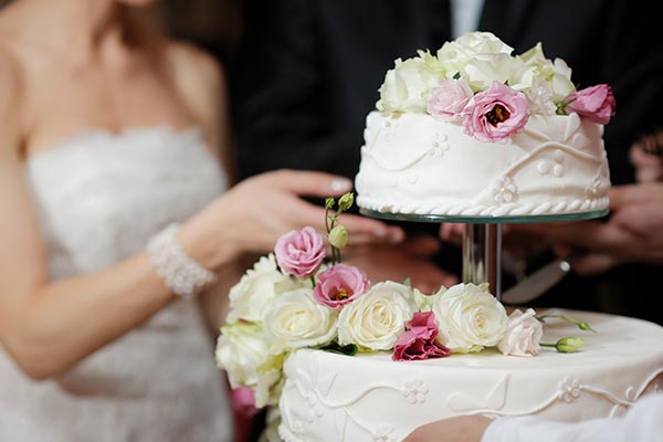 Zum Brauchtum einer traditionell bayerischen Hochzeit gehört das gemeinsame Anschneiden der Hochzeitstorte.
