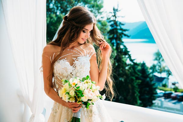 Ob eng anliegend oder prinzessinenhaft - Für Ihr Brautkleid müssen Sie sich ein Budget festlegen, welches den Rahmen Ihrer Hochzeits-Kalkulation nicht sprengen darf! Das Brautkleid ist neben den Trauringen das A und O auf Ihrer persönlichen Hochzeitsfeier!