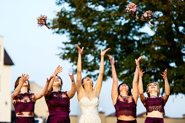 Die Braut wirft auf Ihrer Hochzeit traditionell den Brautstrauß, um die nächste bevorstehende Hochzeit vorherzusagen.