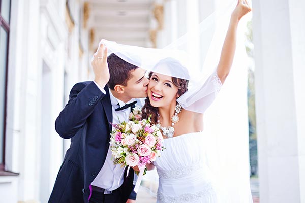 Auf einer Hochzeitsmesse finden Sie als Braut und Bräutigam die perfekten Dienstleister für Ihre Hochzeit, zum Beispiel einen Trauring-Juwelier oder einen Hochzeitsfotografen. Die Hochzeitsmesse in Ingolstadt kann Brautpaaren helfen, das Budget für die Hochzeitsplanung im Blick zu behalten.
