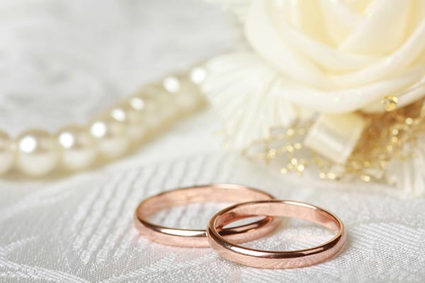 Hoch im Trend liegen Trauringe in Roségold, welche Sie auch beim Juwelier in Ingolstadt kaufen können.