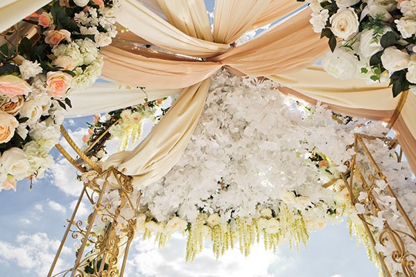 Viele Bräute schätzen den Prinzessinnen-Stil für Ihre Hochzeit und wünschen sich den Traum in weiß.