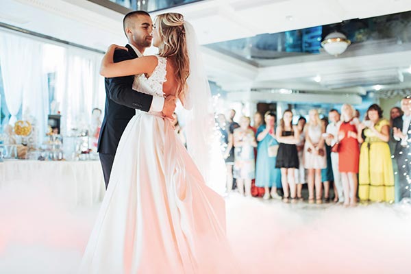 Der erste Tanz auf einer Hochzeit wird von Braut und Bräutigam unternommen: der bewährte Hochzeitswalzer!