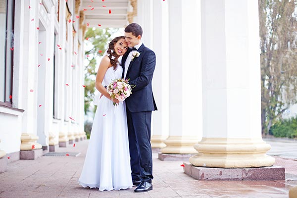 Hochzeitstraditionen sind in Bayern keine Seltenheit: Dazu gehört auch das Streuen von Rosenblüten nach der Trauung.