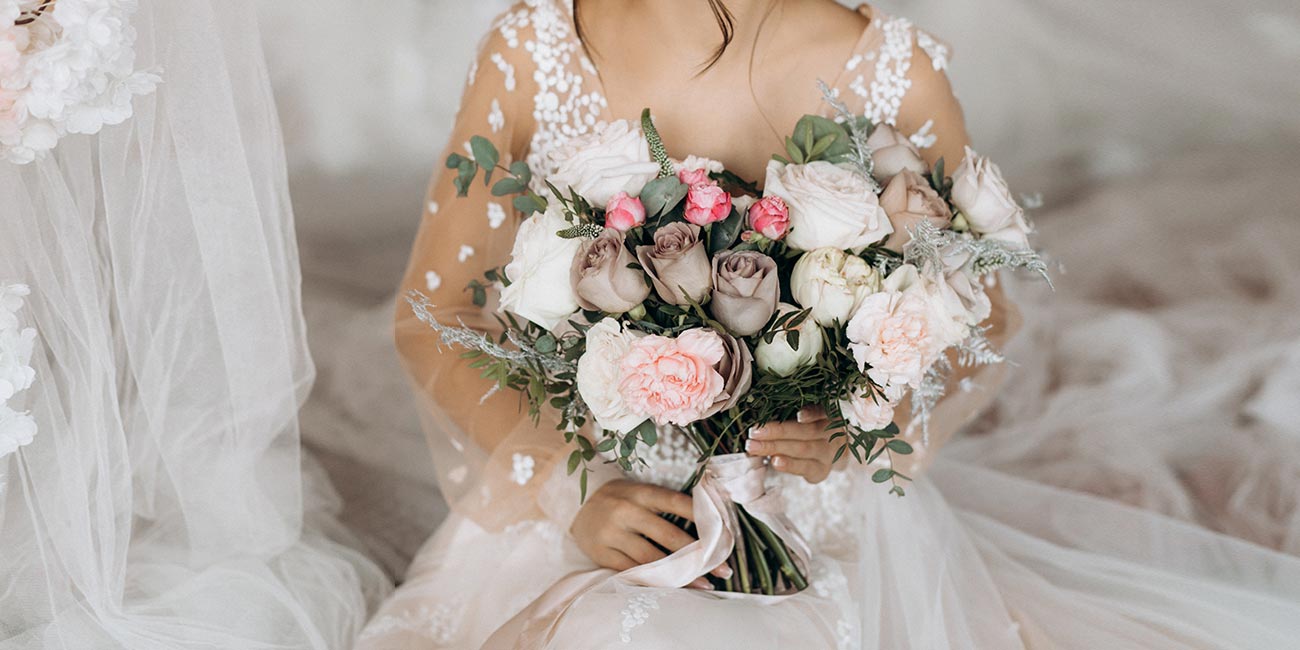 Ein Brautkleid mit Spitzenbesatz und traumhaftem Reifrock kann die perfekte Wahl für eine Prinzessinnen-Hochzeit in Ingolstadt sein.