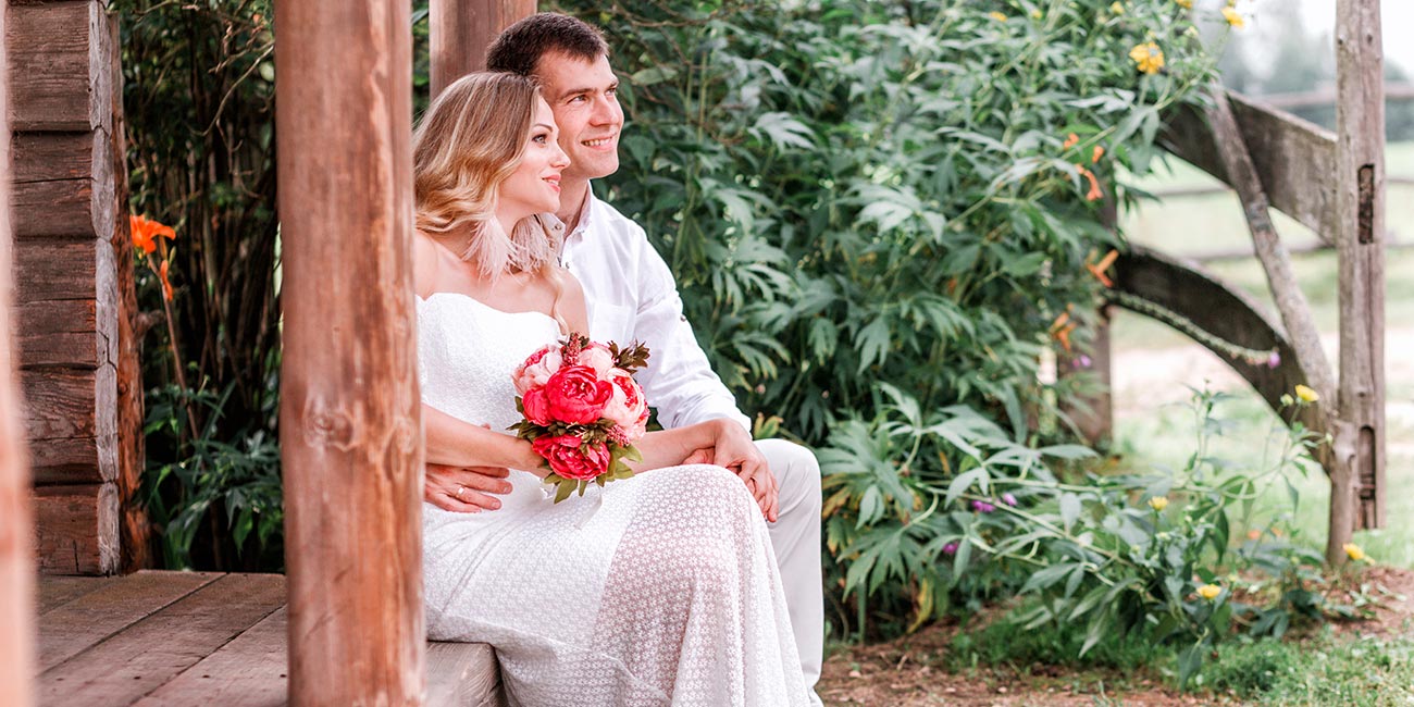 Eine Hochzeit auf dem Land vereint Romantik und Natur, wenn sich das Brautpaar das Ja-Wort gibt.