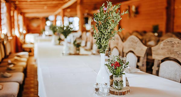 Für eine Landhochzeit eignen sich Dekorationen im rustikalen Landhaus-Stil und natürliche Elemente wie Weizenähren oder Strohballen.