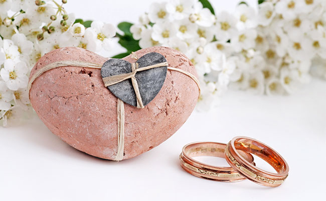 Mit der professionellen Trauring-Beratung vom Juwelier in Ingolstadt können Sie die Wahl der Eheringe als Punkt der Hochzeitsvorbereitungen schon bald abshaken. Schließen Sie den Bund der Ehe mit den perfekten Trauringen für Braut und Bräutigam vom Juwelier in Ingolstadt.