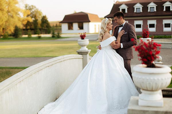 Eine Prinzessinnen-Hochzeit zeichnet sich durch schicke Blumendeko und Farben in rosa und weißen Tönen aus.