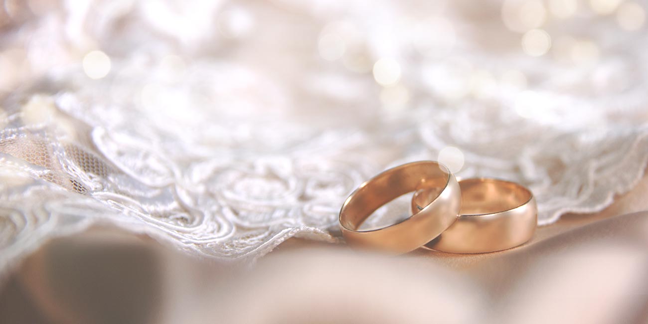 Ringmaterialien wie Roségold oder Silber eignen sich perfekt als schlichtes Accessoire für Ihre Hochzeitsmode.