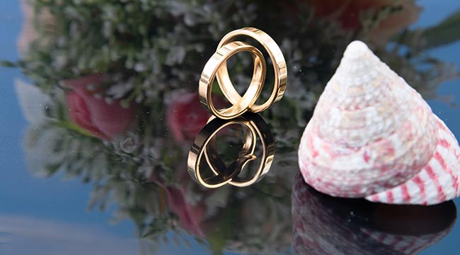 Viele Brautpaare beschaffen sich für Ihre Hochzeit einen Bandring als Trauring.