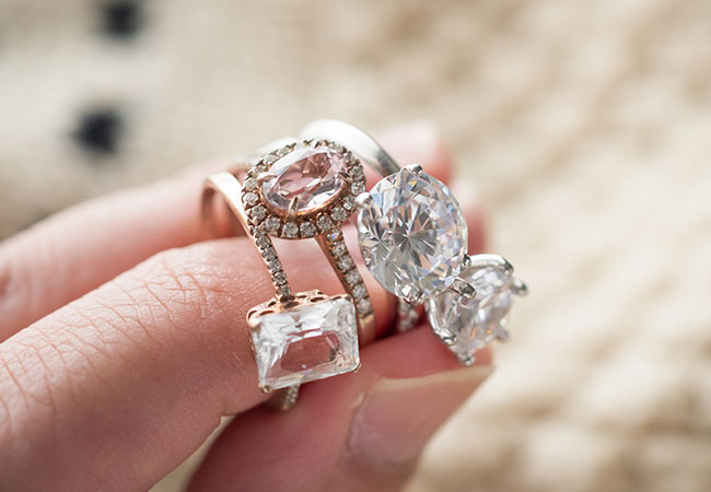 Einen Halo-Ring können Sie in den Materialien Silber oder Gold erhalten und mit hochwertigen Edelsteinen als Highlight schmücken!