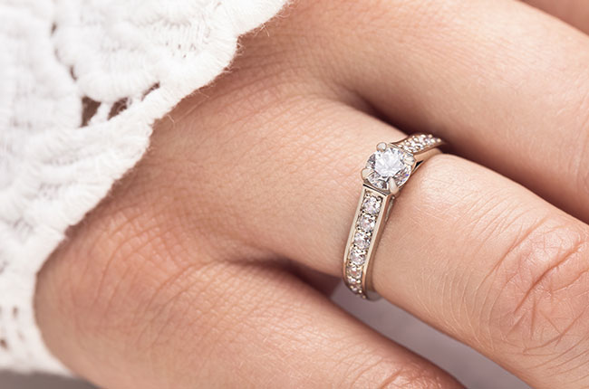 Der Pave-Ring zeichnet sich durch ein mit vielen kleinen Diamanten besetztes Ringband aus hochwertigem Material aus