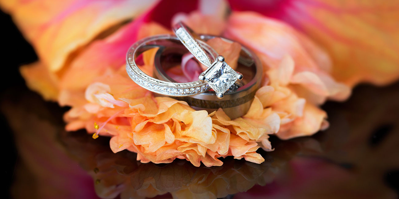 Die Ringfassung eines Pavé Rings lässt sich anlässlich Ihrer Verlobung wunderbar mit einem Solitär-Ring kombinieren.