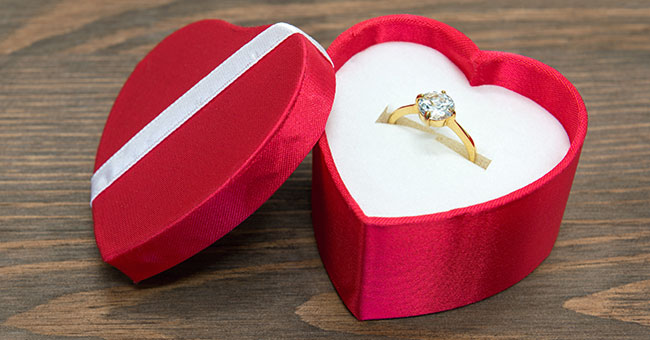 Klassisch und formschön: den traditionellen Solitär Ring können Sie beim Trauring-Juwelier in Ingolstadt kaufen!