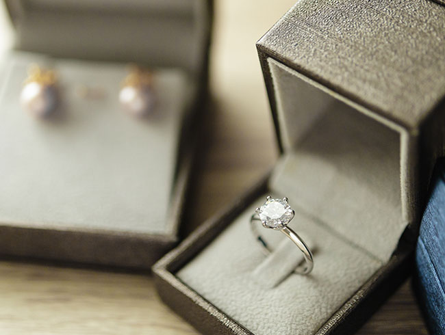 Ein Solitär Ring zeichnet sich durch einen einzelnen Diamanten oder andere hochwertige Juwelen in der krallenartigen Fassung aus!