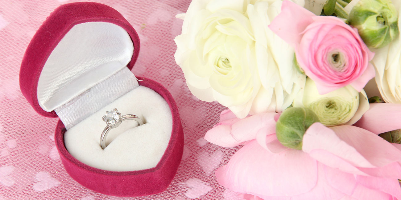 Beim Juwelier in Ingolstadt können Sie sich gemeinsam zu den perfekten Trauringen für Ihre Hochzeit beraten lassen.