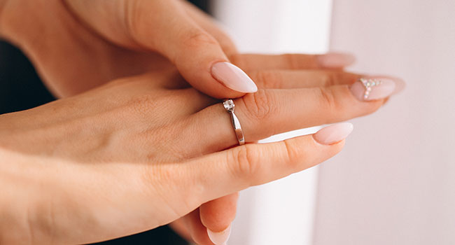 Der klassische Solitär-Ring mit Diamant ist besonders als Verlobungsring für den Heiratsantrag beliebt.