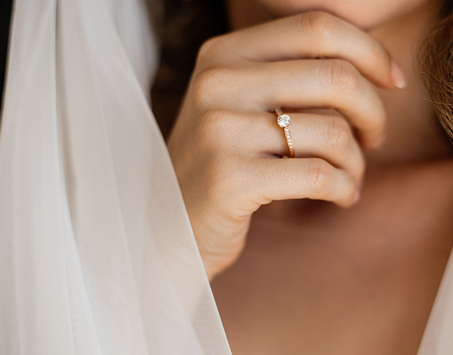 Die Ringfassung des Solitär-Rings passt zu jeder Braut und eignet sich perfekt als Verlobungsring für den Antrag!