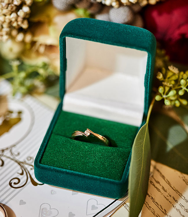 Beim Juwelier in Ingolstadt erhalten Sie schöne Spannringe als Accessoire für Ihre Hochzeit oder auch als moderne Trauring-Alternative!