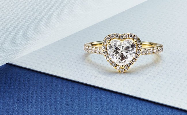 Möchten Sie einen Halo-Ring als Trauring haben, so sollten Sie sich beim Trauring-Juwelier in Ingolstadt zu verschiedenen Ringfassungen und Materialien beraten lassen.