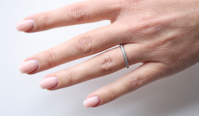 Der Pave-Ring ist aufgrund der vielen glitzernden Diamanten oder Swarovski-Kirstallen besonders bei Bräuten als Ehering beliebt.