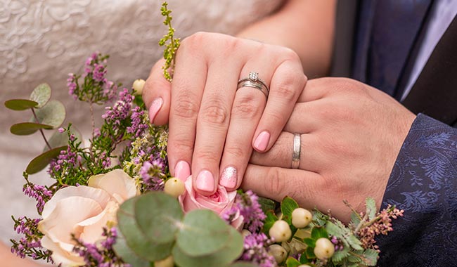 Der Bandring wird aufgrund seiner schlichten Eleganz eher als Ehering getragen.