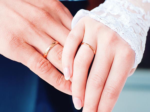 Gold, Silber und Rosé - Diese Trauring-Trends sind aktuell beliebt bei Hochzeitspaaren - Finden Sie auch Ihren perfekten Ehering beim Juwelier in Ingolstadt! Hochzeitsschmuck vom Trauring-Juwelier aus Ingolstadt für Ihre Trauung!