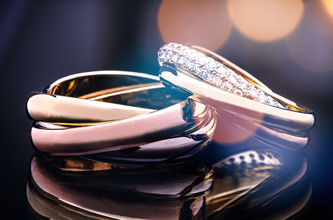Schenken Sie Ihrer zukünftigen Braut einen Pave-Ring zur Verlobung, damit Sie ihn zur Trauung als Vorsteckring tragen kann.