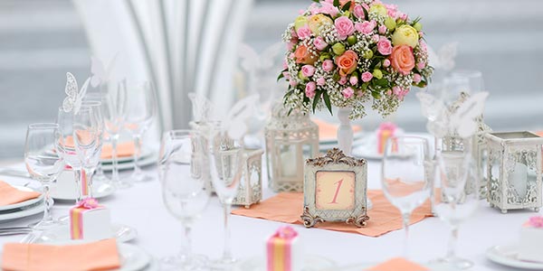 Feiern Sie eine romantische Hochzeit im Prinzessinnen-Stil mit pompöser Blumendeko und einem weißen Brautkleid.