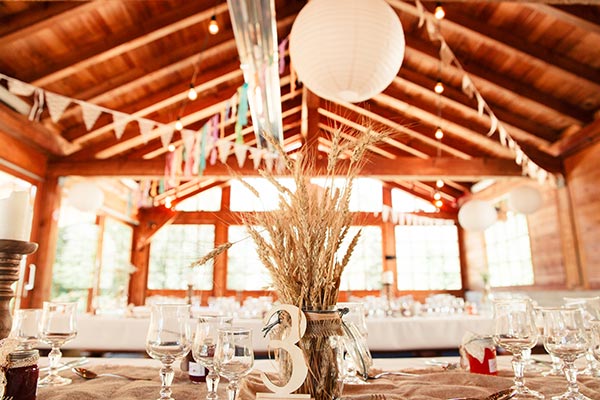 Auf einer ländlichen Hochzeit in Ingolstadt können Sie die Dekoration passend zum Thema in schlichten Naturtönen wählen.