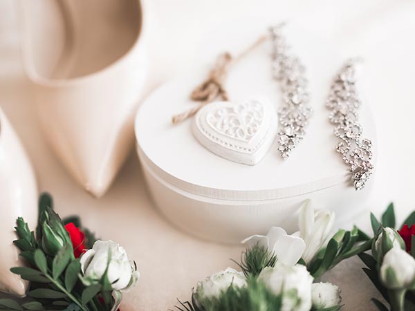 Brautschmuck und mehr Accessoires für das Hochzeitspaar - Inspiration für den Hochzeitsschmuck beim Trauring-Juwelier in Ingolstadt! Funkelnde Glitzersteine und schimmernde Perlen als Brautschmuck beim Juwelier in Ingolstadt!