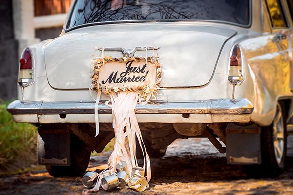 Ein romantisch geschmücktes Hochzeitsauto gehört zu den typischen Traditionen auf einer bayerischen Hochzeit.