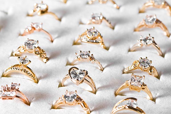 Goldene Trauringe können Sie beim Juwelier in Ingolstadt auch mit Edelsteinbesatz und Accessoires kaufen.