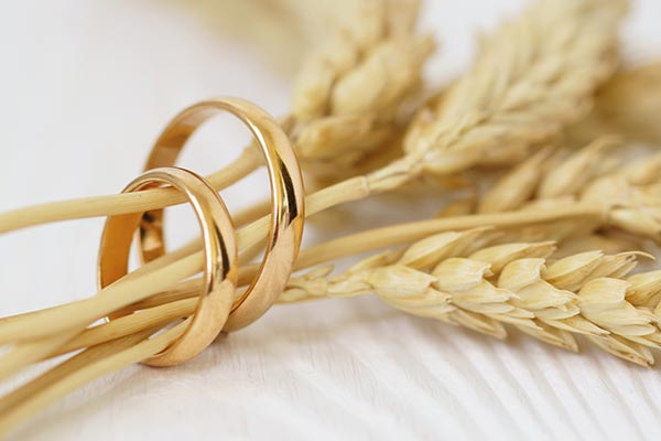 Ihre Goldringe können Sie auf einer Hochzeit im Landhaus-Stil passend zur Hochzeitsdekoration präsentieren.