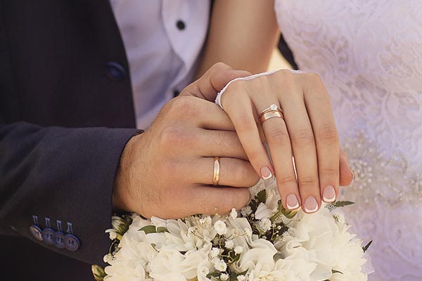 Trauringe aus Gold sind die typische Wahl beim Brautpaar für die meisten Hochzeiten in Ingolstadt Oberbayern.