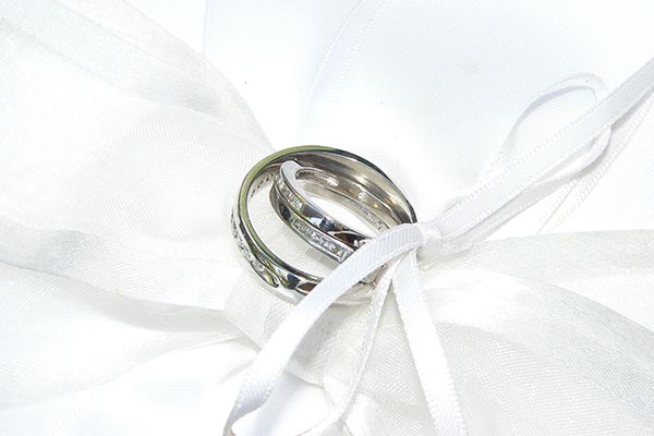 Kaufen Sie Silberringe für Ihre Hochzeit beim Trauring-Juwelier in Ingolstadt und vereinbaren Sie einen Beratungstermin zur Anprobe!