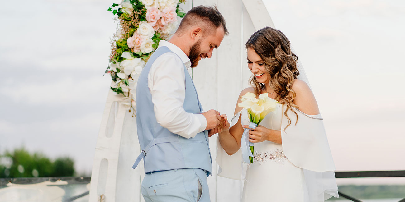 Am Hochzeitstag findet die Trauung des Brautpaares traditionelle in einer Kirche oder beim Standesamt statt!